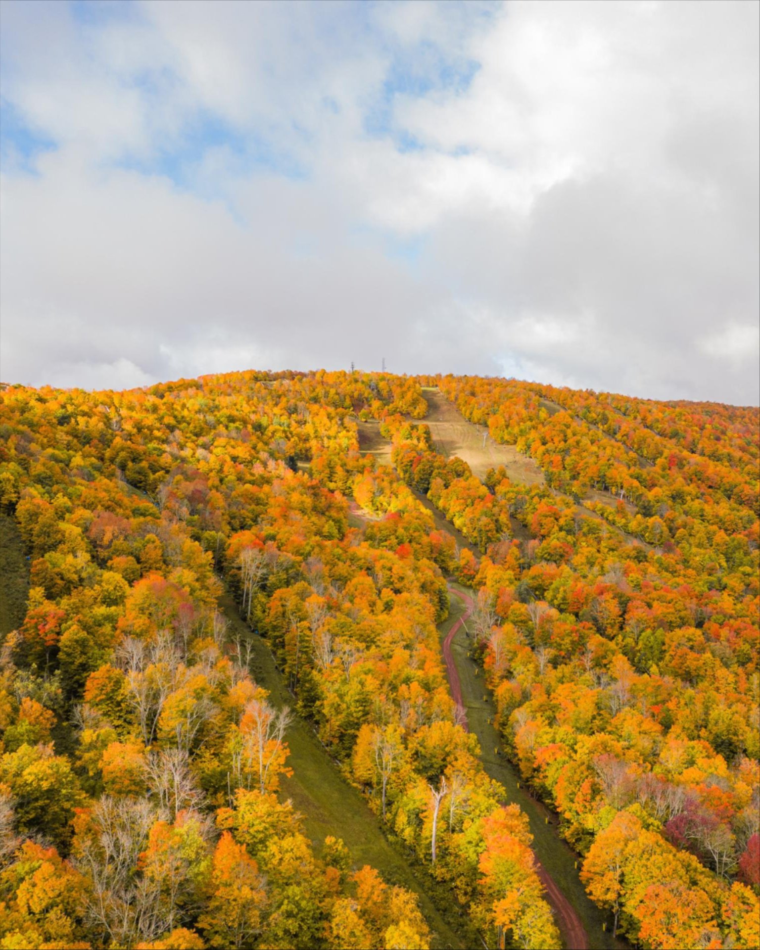 man and woman smiling with wine and cocktails on a deck overlooking the scenic catskill mountains man and woman smiling with wine and cocktails on a deck overlooking the scenic catskill mountains
